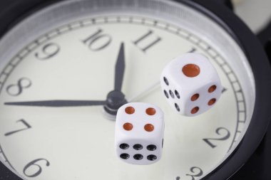 Alarm saatindeki zarlar