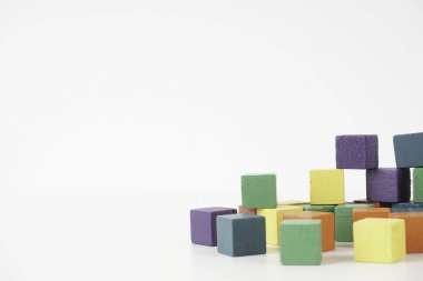beyaz yüzeyde renkli Ahşap küp blokları