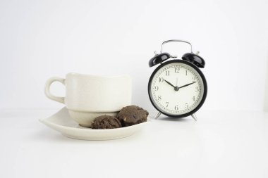 kurabiye ve alarm analog saat ile çay bardağı stüdyo çekim 