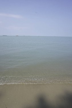 bej kumlu plaj ve su dalgaları 