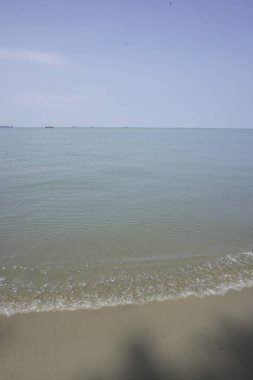 bej kumlu plaj ve su dalgaları 