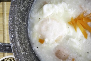 Yanında biberli, seramik güveç kabı.