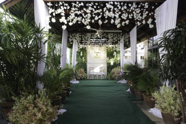 Bahçedeki güzel lüks ev.