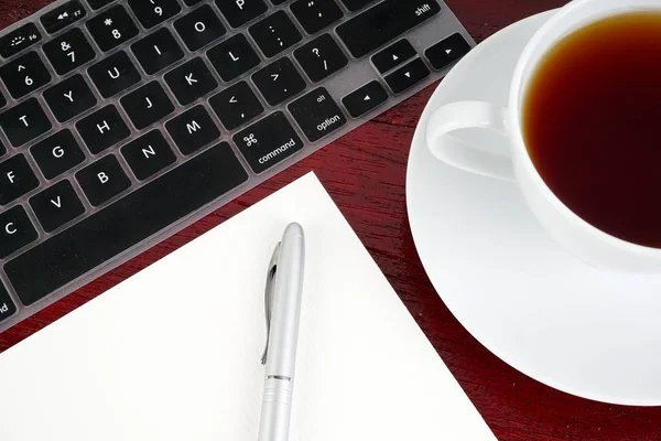 Tasse Schwarzer Tee Mit Teller Auf Tisch Mit Tastatur Und — Stockfoto