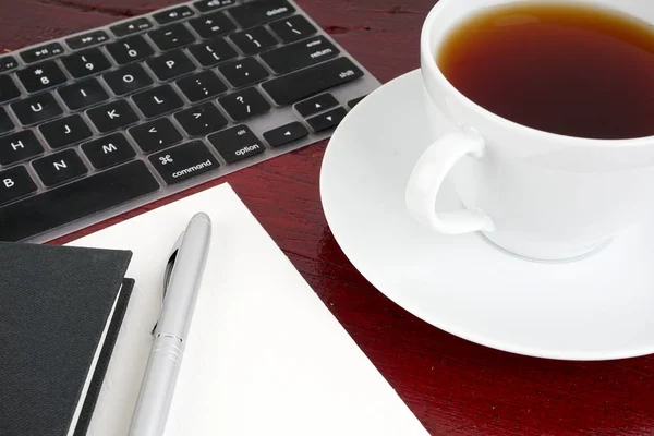 Tasse Schwarzen Tee Mit Teller Auf Der Tischfläche Mit Tastatur — Stockfoto