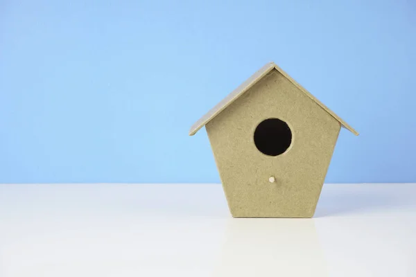 Petite Maison Oiseau Bois Studio Sur Fond Mur Bleu — Photo