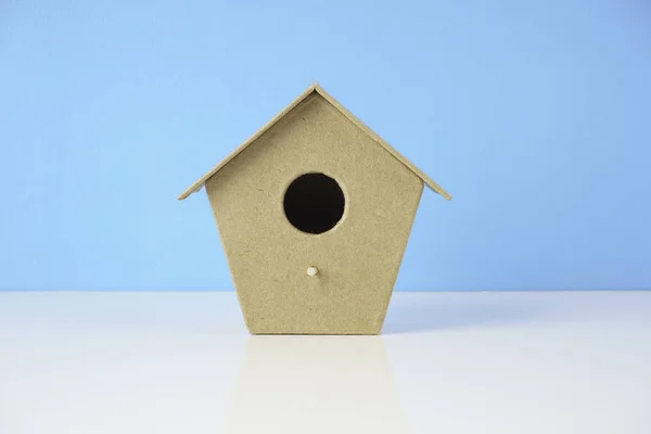 Petite Maison Oiseau Bois Studio Sur Fond Mur Bleu — Photo