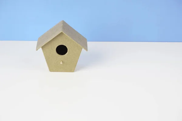 Petite Maison Oiseau Bois Studio Sur Fond Mur Bleu — Photo