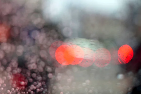 Gece Yağmur Damlaları Bulanık Renkli Parlak Bokeh Işıkları Defocused — Stok fotoğraf