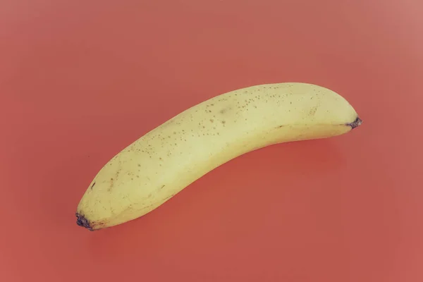 Een Gele Banaan Rode Achtergrond Kopieer Ruimte — Stockfoto