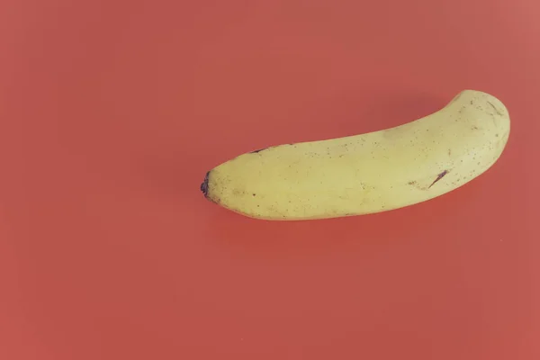 Een Gele Banaan Rode Achtergrond Kopieer Ruimte — Stockfoto