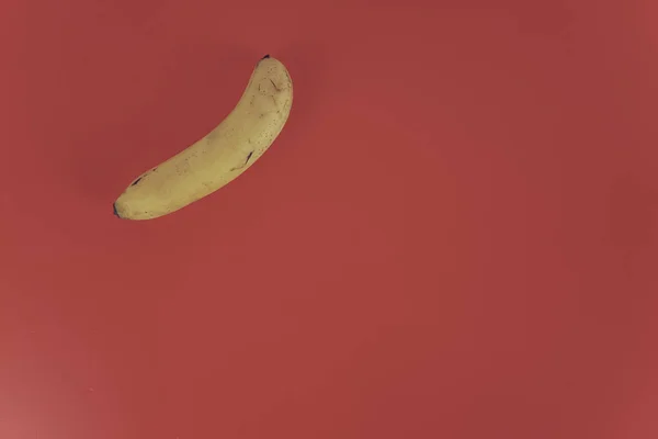 One Yellow Banana Red Background Copy Space — Stock Photo, Image