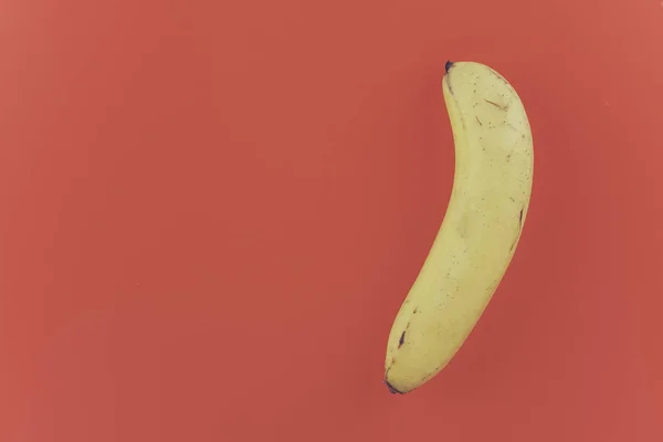 Fruits Banane Sur Fond Rouge Espace Copie — Photo