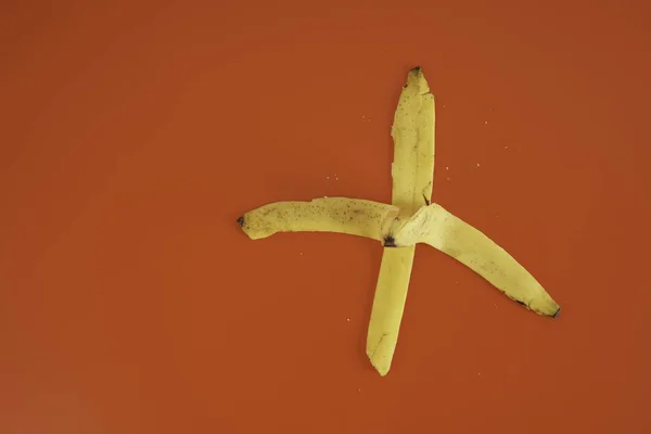 赤い背景の上に熱帯バナナの皮 — ストック写真