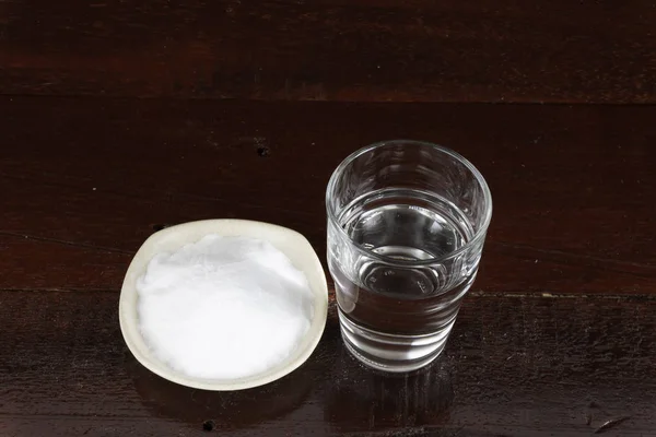 Tas Soude Blanche Dans Une Assiette Bol Verre Eau Propre — Photo