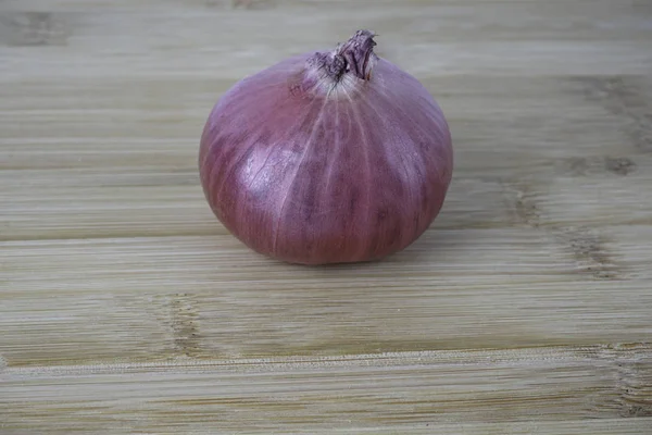 Une Ampoule Oignon Sur Une Planche Découper Bois — Photo