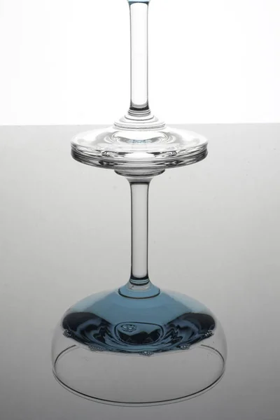 Vidro Com Líquido Azul Estúdio Tiro Com Reflexão — Fotografia de Stock
