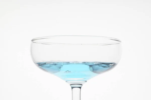 Vidro Com Líquido Azul Estúdio Filmado Fundo Branco — Fotografia de Stock