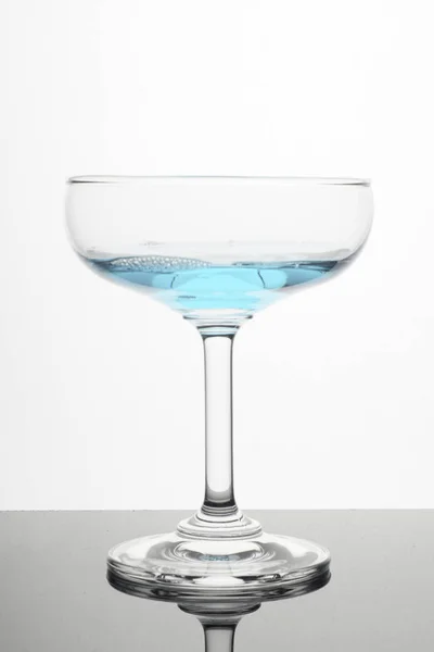 Verre Avec Liquide Bleu Plan Studio Sur Fond Blanc — Photo