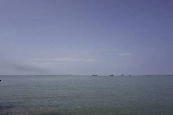 Sandstrand Und Ruhiges Meerwasser Mit Schiffen Und Booten Horizont — Stockfoto
