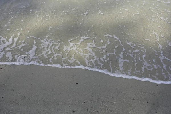 Béžová Písečná Pláž Vodní Vlny Pěna — Stock fotografie