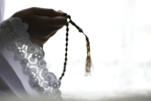 Dua Boncuktutan Kişinin Kısmi Görünümü Slam Dini Tespih Boncuk — Stok fotoğraf