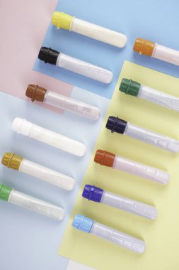 Plastik su rengi tüpler