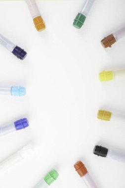 Plastik su rengi tüpler