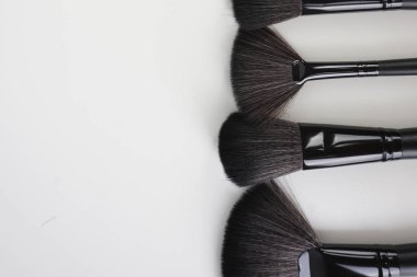 hafif arka plan üzerinde siyah makyaj fırçaları kümesi