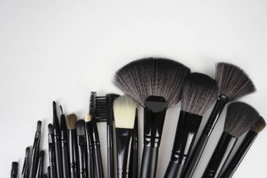 hafif arka plan üzerinde siyah makyaj fırçaları kümesi
