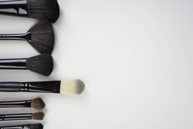 hafif arka plan üzerinde siyah makyaj fırçaları kümesi