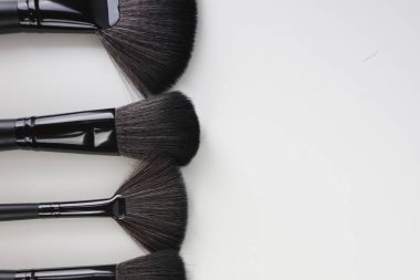 hafif arka plan üzerinde siyah makyaj fırçaları kümesi