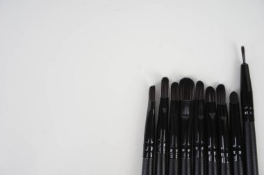 pembe arka plan üzerinde siyah makyaj fırçaları seti