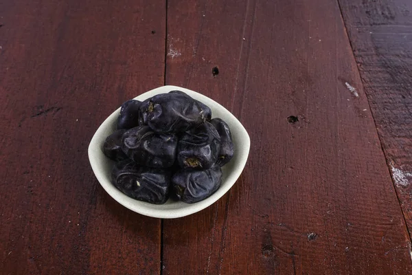 Date Frutta Piastra Ciotola Bianca Sulla Superficie Del Tavolo Legno — Foto Stock