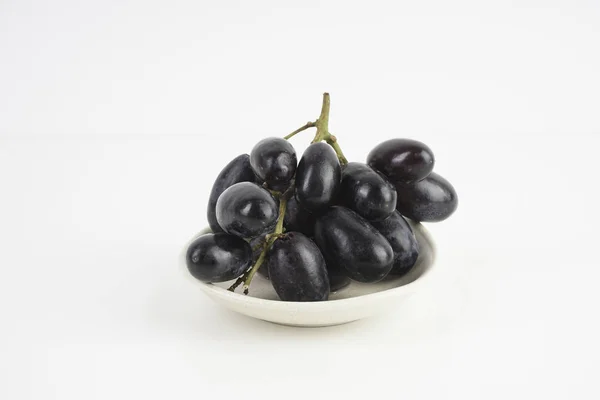 Purple Grapes White Bowl Plate White Background Studio Shot — Stock Photo, Image