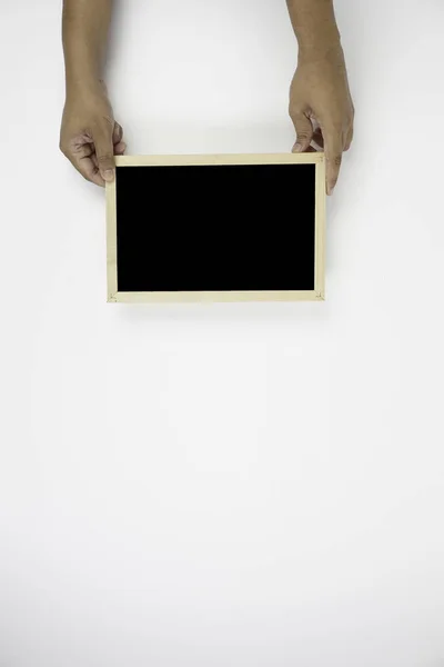 白い背景の上に黒いボードを持つ手 — ストック写真