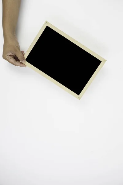 Mano Sosteniendo Tablero Negro Sobre Fondo Blanco — Foto de Stock