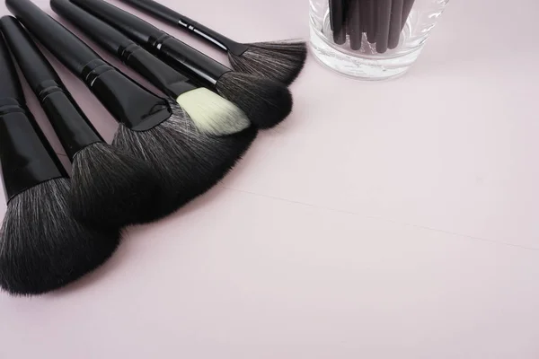 Conjunto Negro Maquillaje Pinceles Sobre Fondo Rosa —  Fotos de Stock