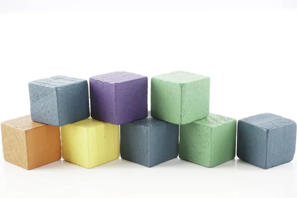 Beyaz Arka Plan Üzerinde Renkli Ahşap Küp Blokları — Stok fotoğraf