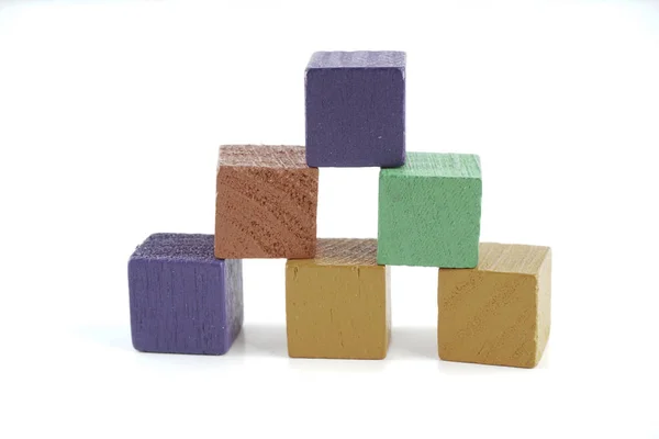 白い背景にカラフルな木製の立方体ブロック — ストック写真