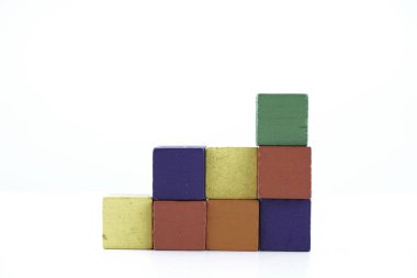 beyaz arka plan üzerinde renkli Ahşap küp blokları