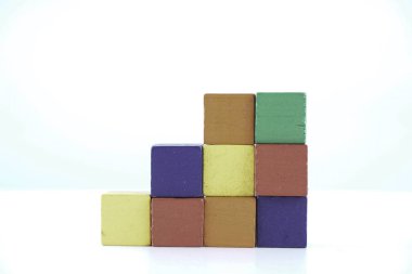 beyaz arka plan üzerinde renkli Ahşap küp blokları