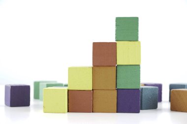 beyaz arka plan üzerinde renkli Ahşap küp blokları