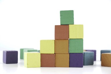 beyaz arka plan üzerinde renkli Ahşap küp blokları