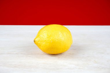 Ahşap arka plan üzerinde bir sarı limon