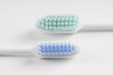 beyaz yüzeyde iki Diş Fırçası