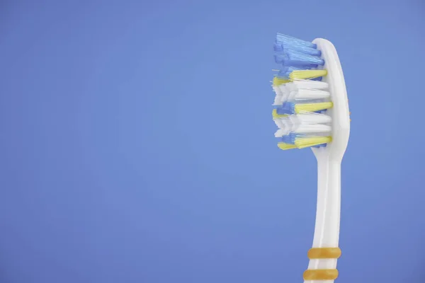 Одна Зубна Щітка Щетиною Ізольована Студії Синьому Фоні — стокове фото