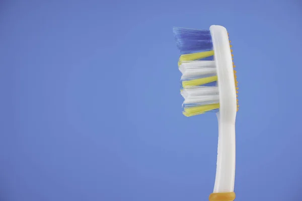 Een Tandenborstel Met Borstel Geïsoleerd Studio Blauwe Achtergrond — Stockfoto