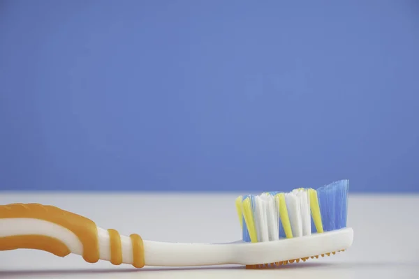Een Tandenborstel Met Borstel Geïsoleerd Studio Blauwe Achtergrond — Stockfoto