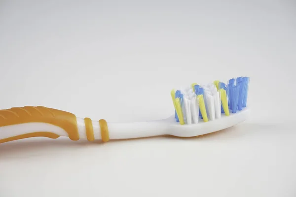 Uma Escova Dentes Com Cerdas Isoladas Estúdio Superfície Branca — Fotografia de Stock